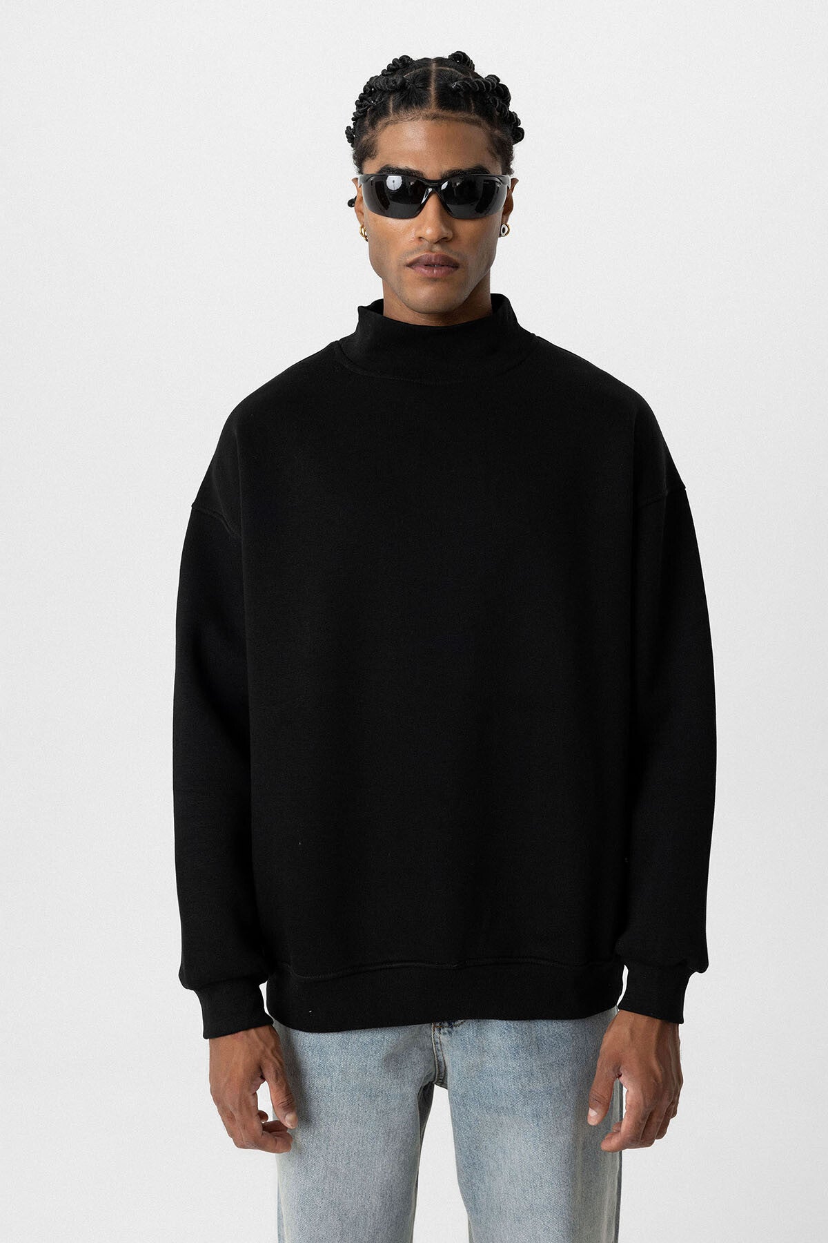 BLACK COLLAR SWEATER