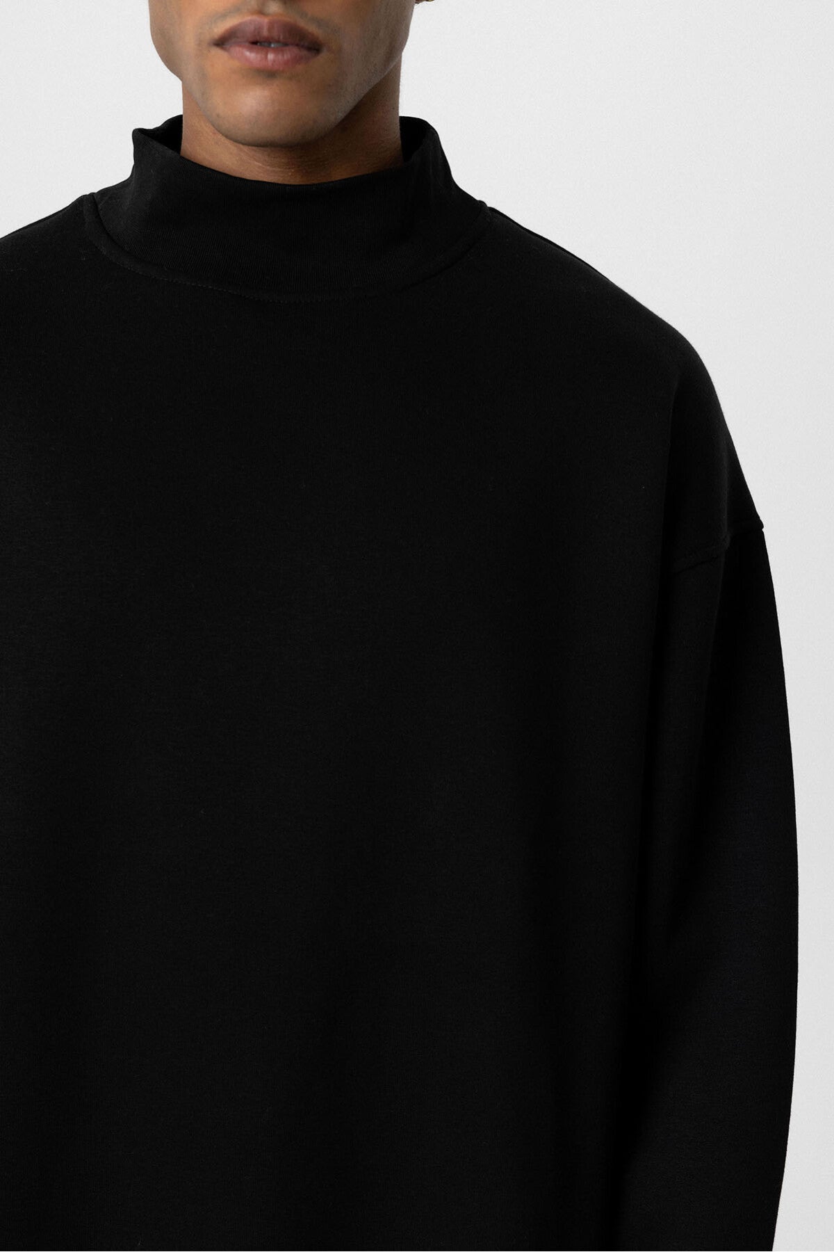 BLACK COLLAR SWEATER