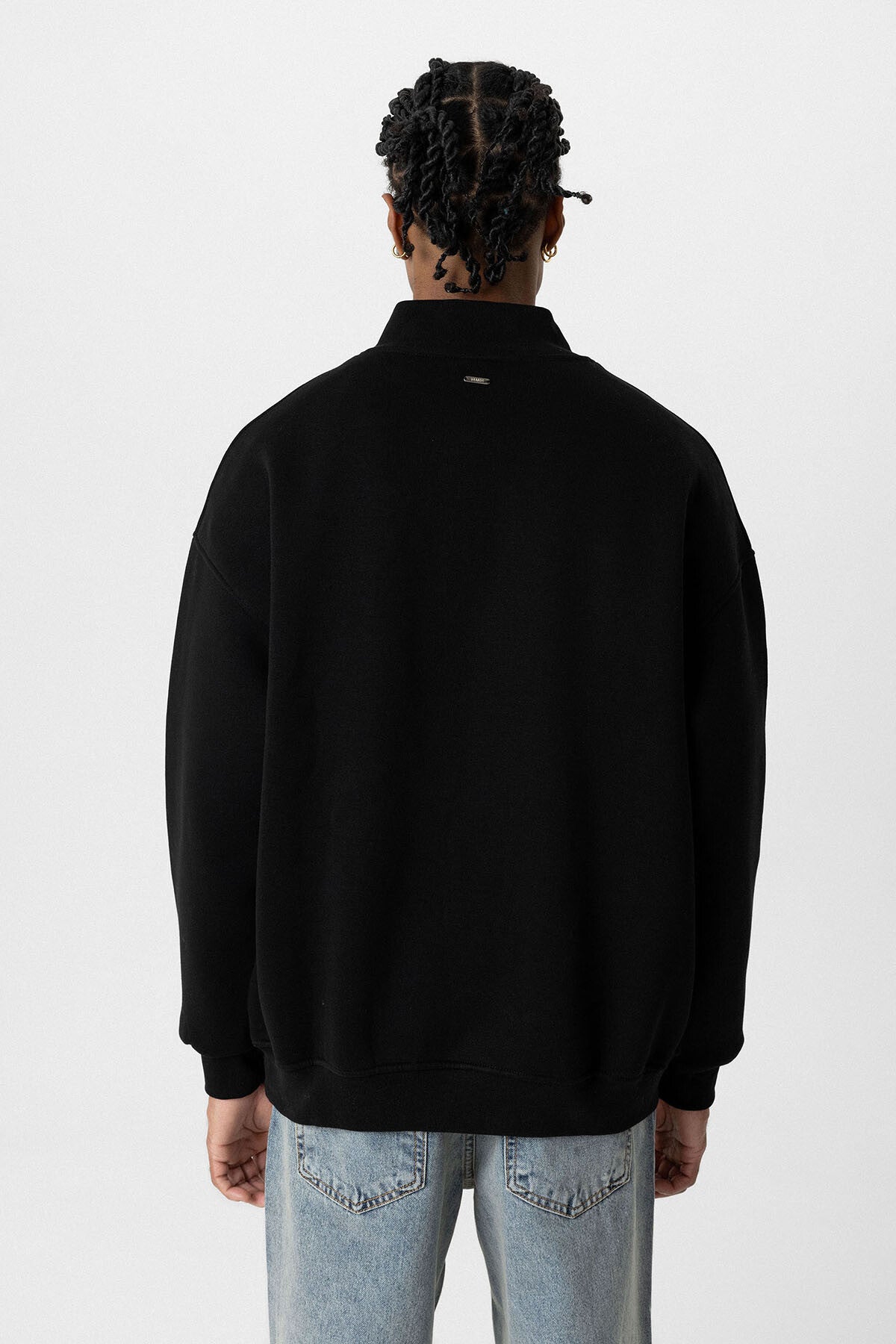 BLACK COLLAR SWEATER